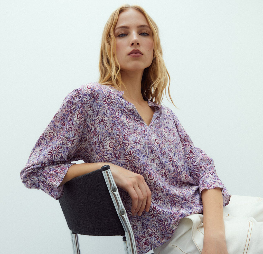 Blusa de mujer estampada cuello pico manga francesa