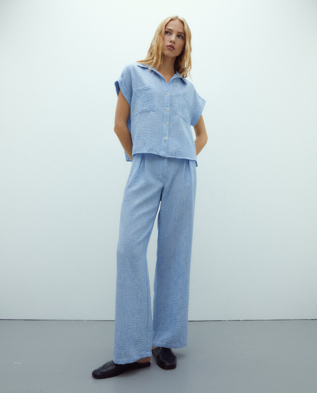 Camisa de mujer cuello camisero manga corta