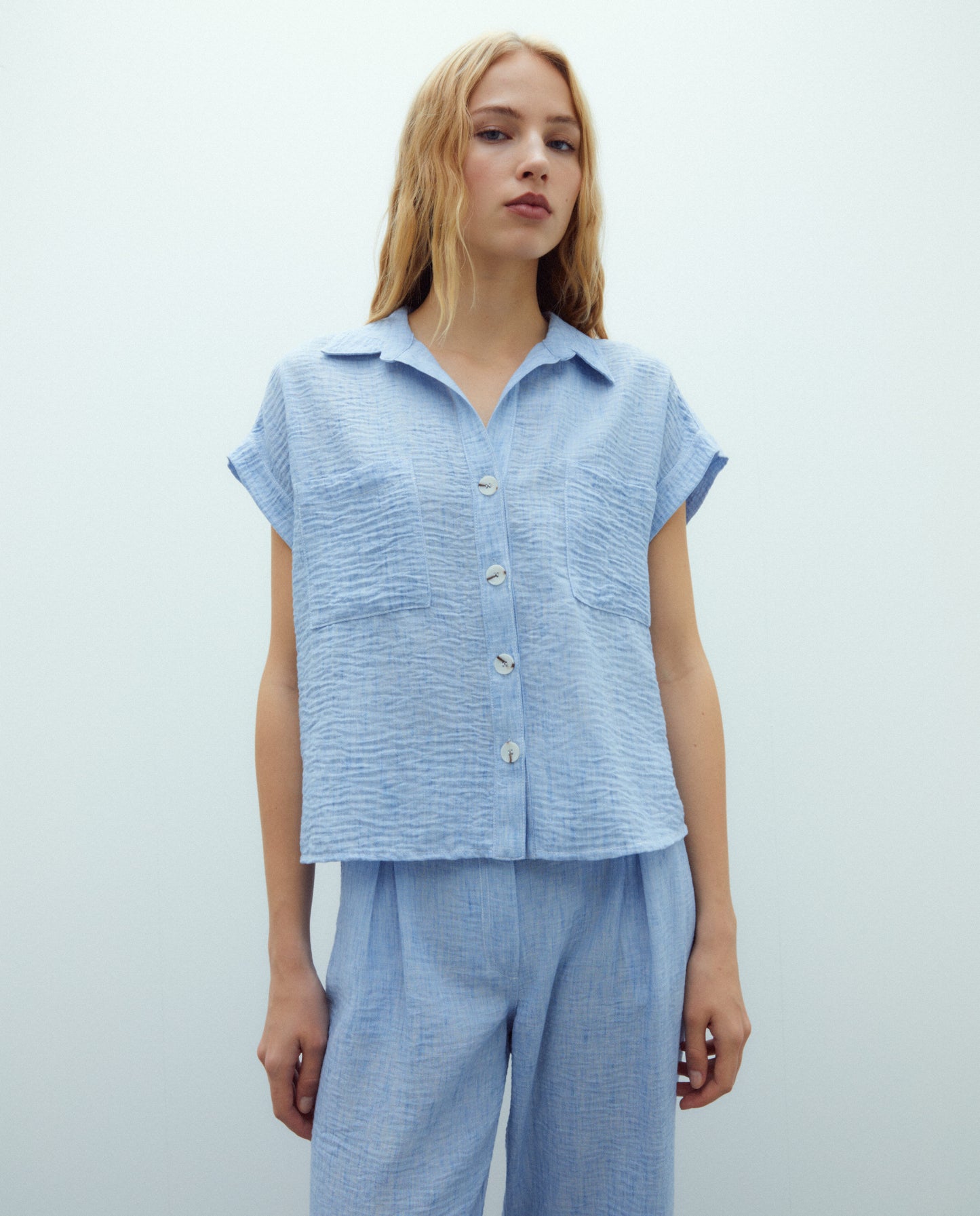 Camisa de mujer cuello camisero manga corta