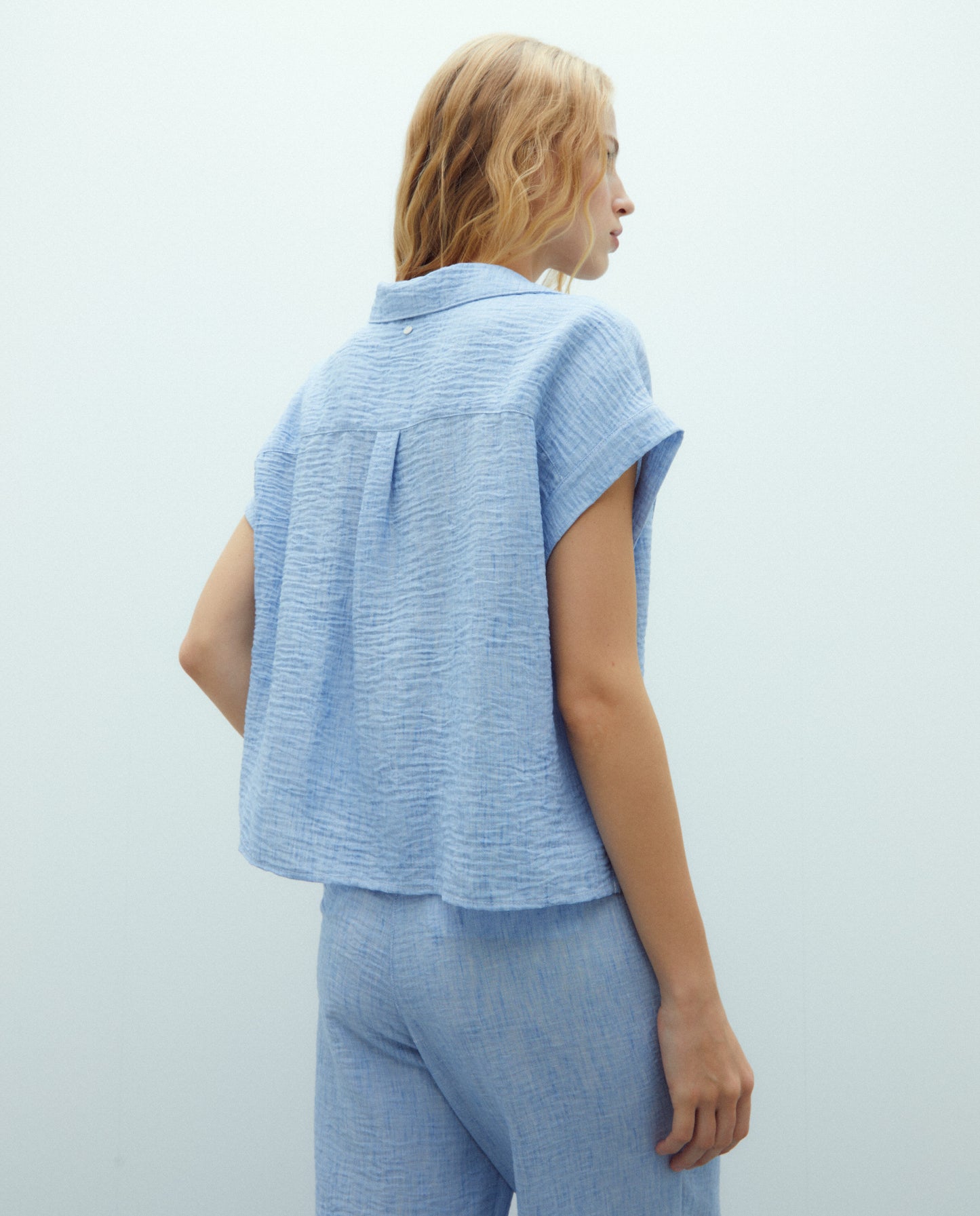 Camisa de mujer cuello camisero manga corta