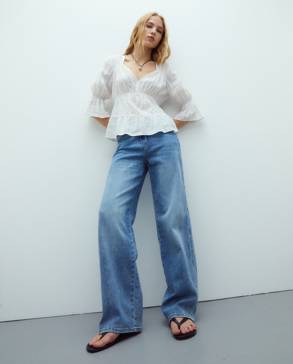 Blusa de mujer cuello en uve y manga francesa