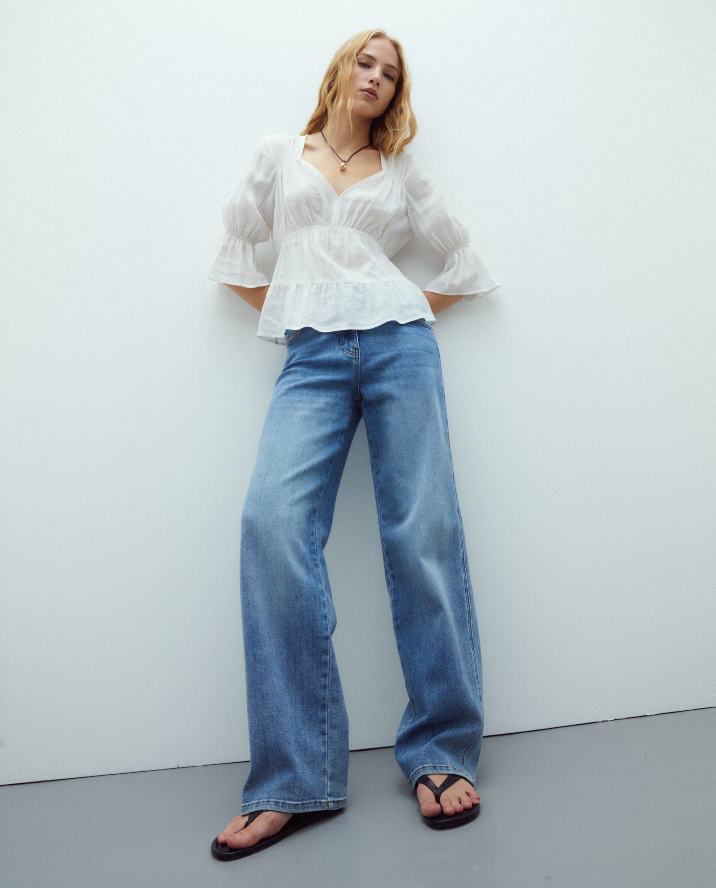 Blusa de mujer cuello en uve y manga francesa