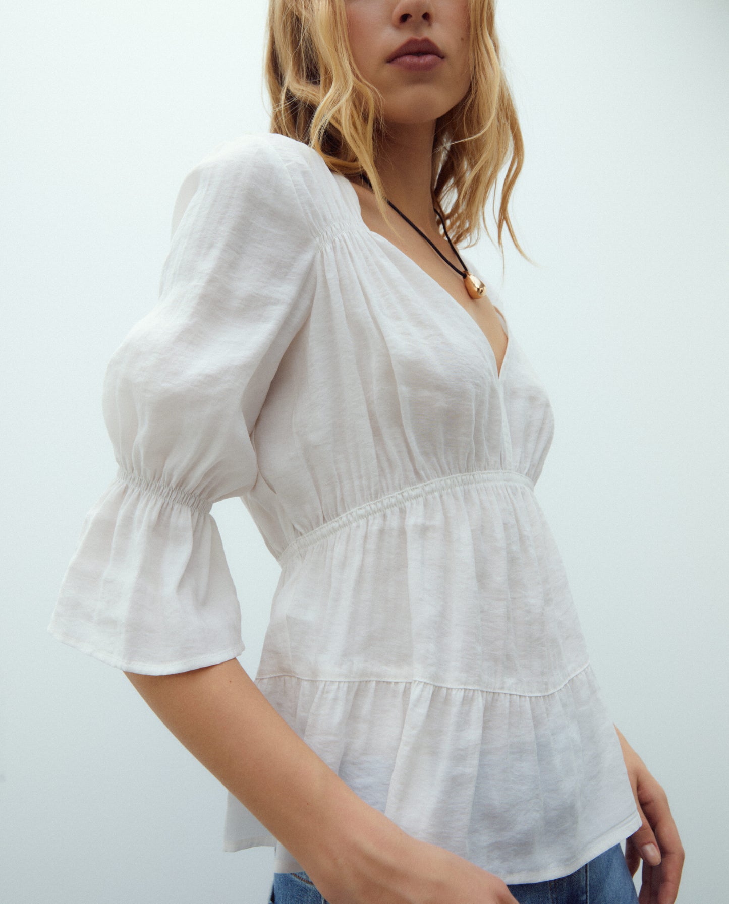Blusa de mujer cuello en uve y manga francesa