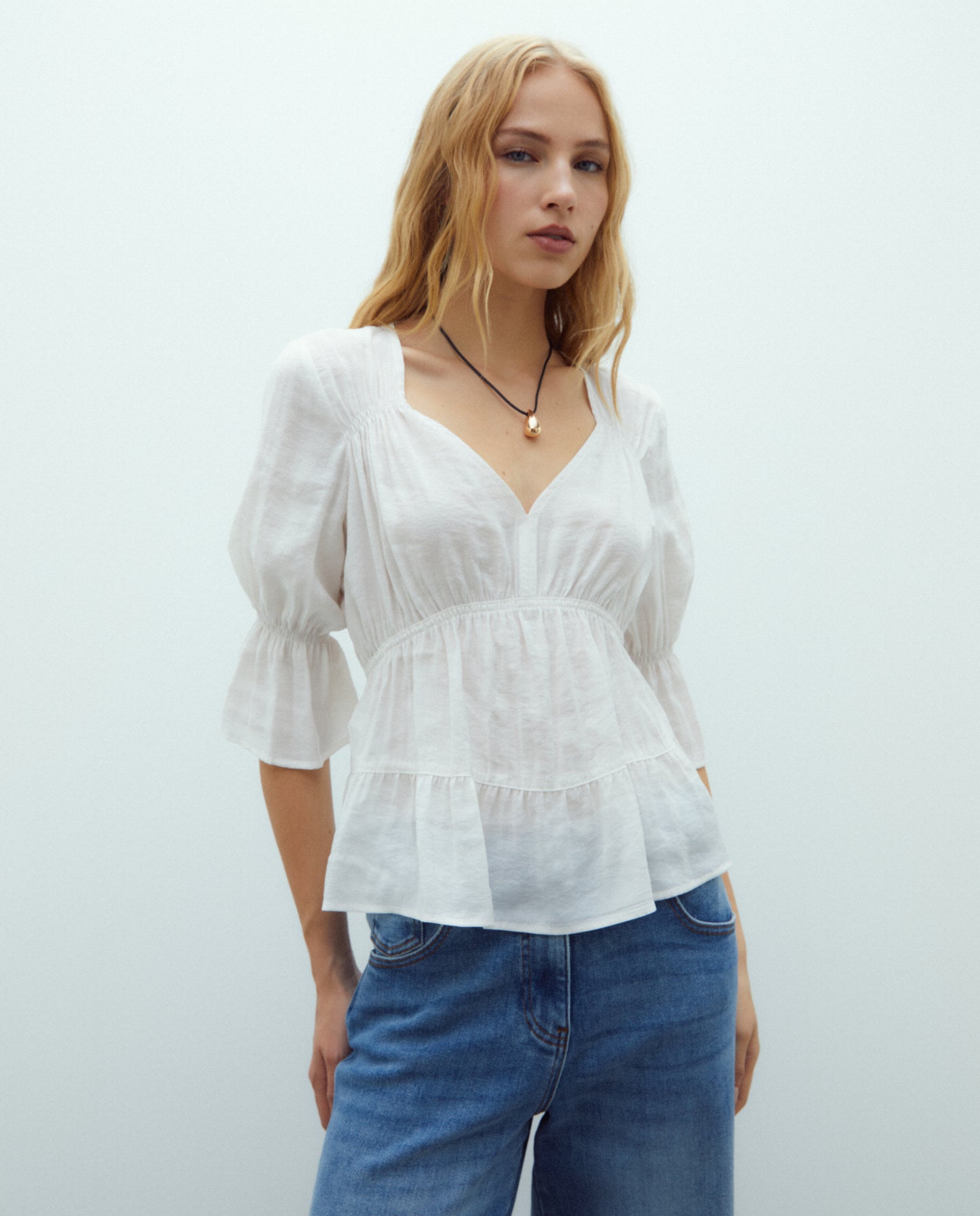 Blusa de mujer cuello en uve y manga francesa
