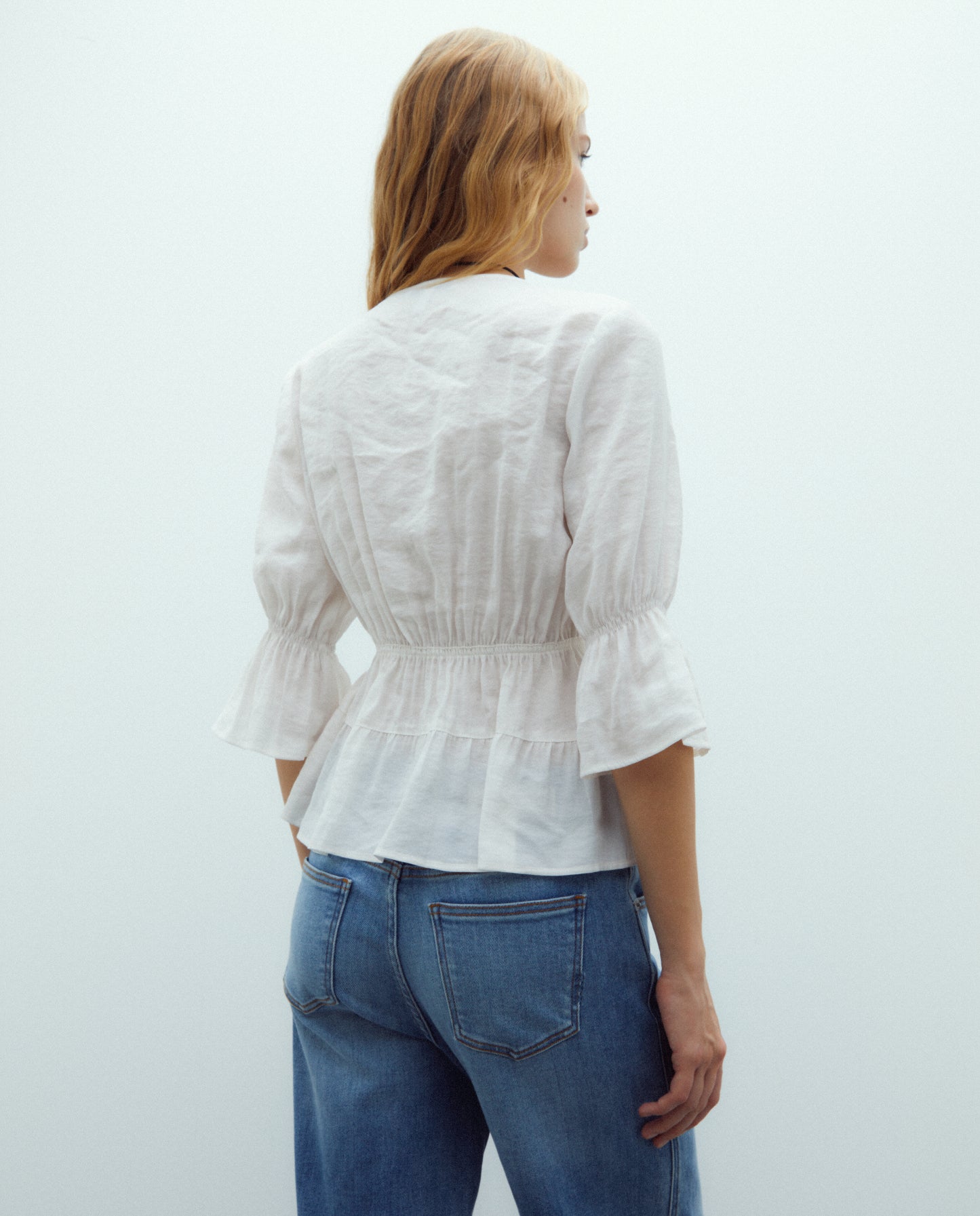 Blusa de mujer cuello en uve y manga francesa
