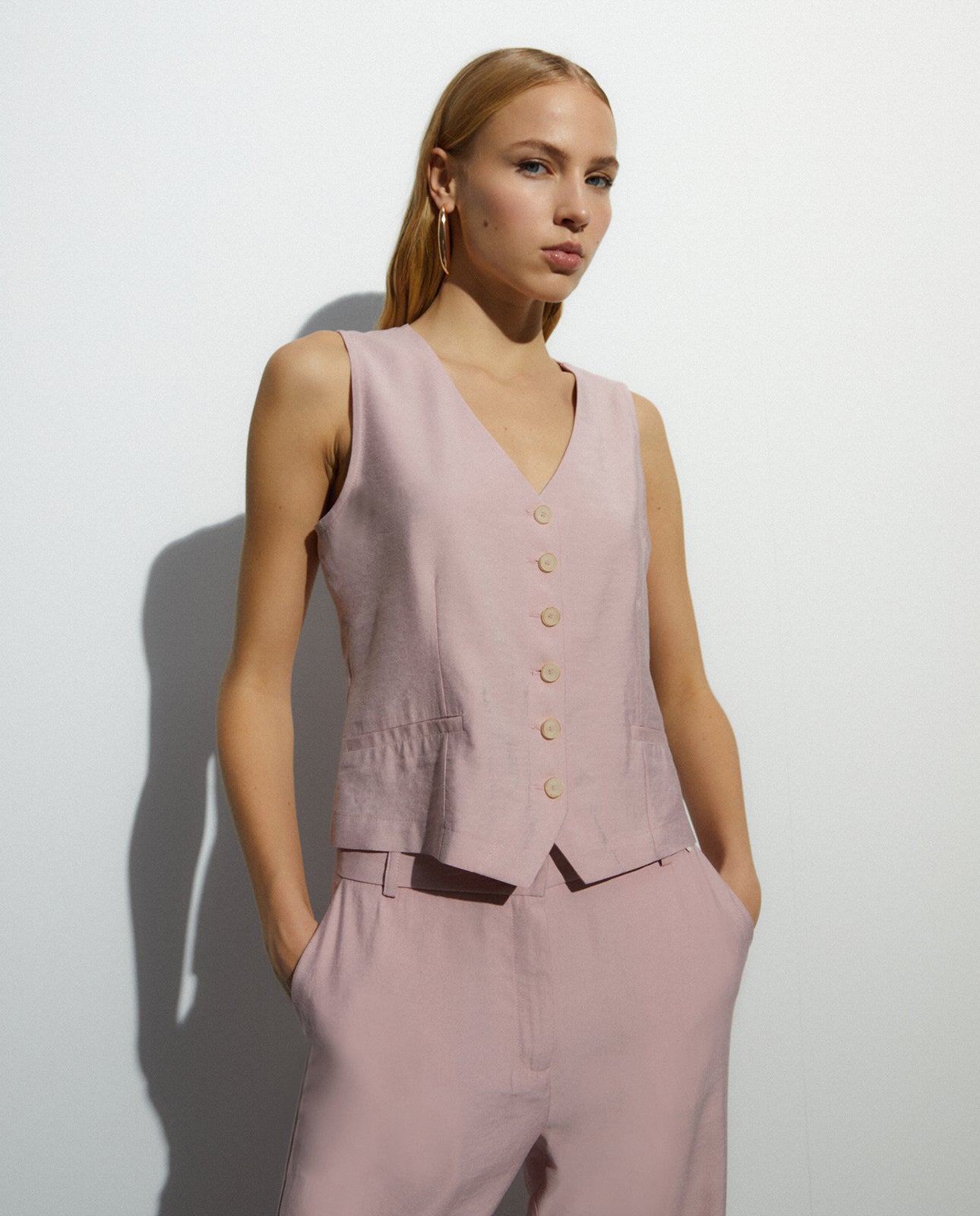 Chaleco de mujer cuello pico