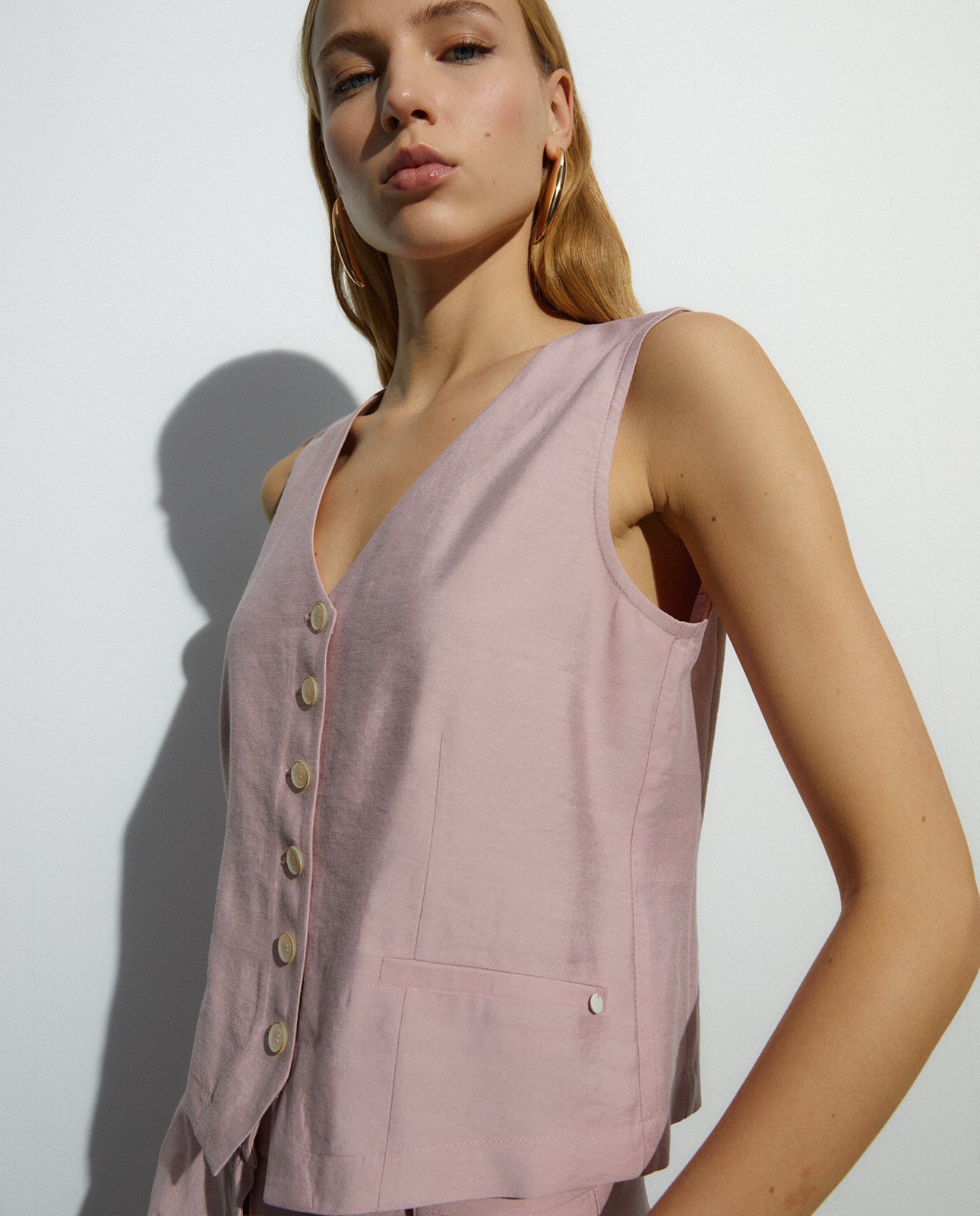 Chaleco de mujer cuello pico