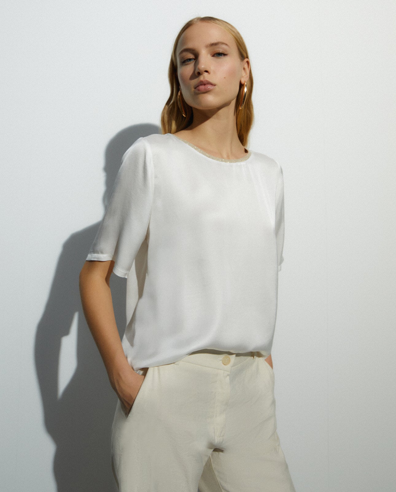 Blusa de mujer cuello redondo manga corta