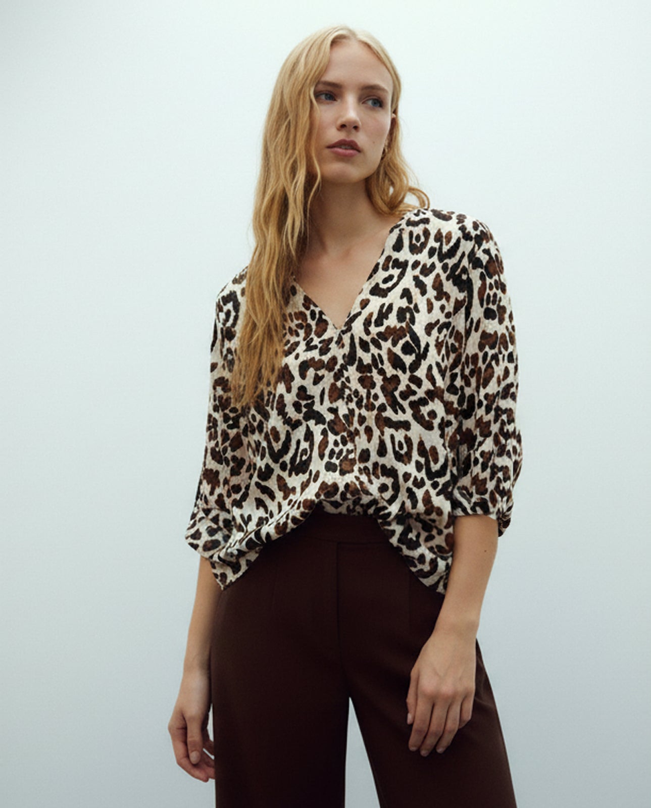 Blusa de mujer estampada cuello pico