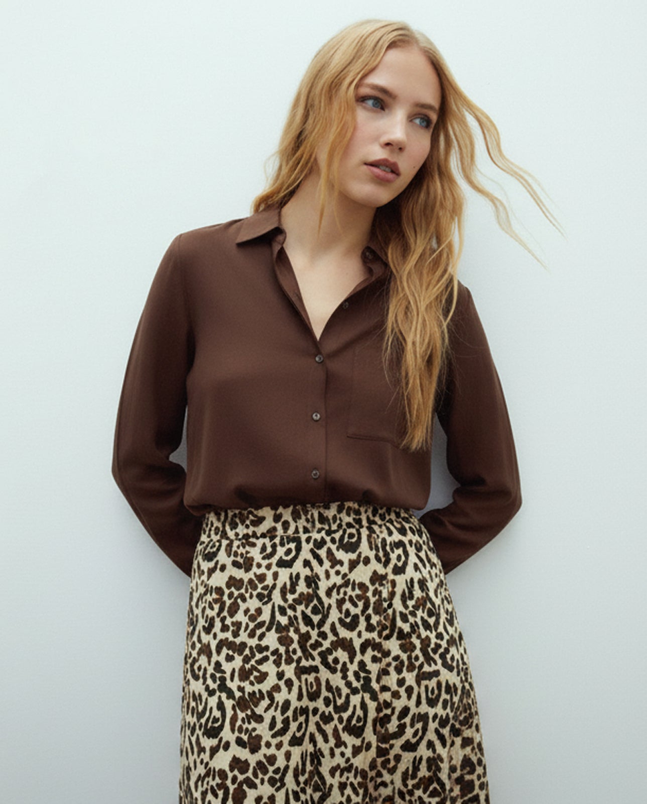 Camisa de mujer manga larga cuello camisero en pico