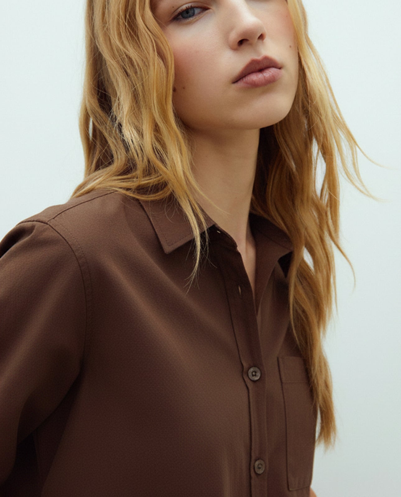 Camisa de mujer manga larga cuello camisero en pico