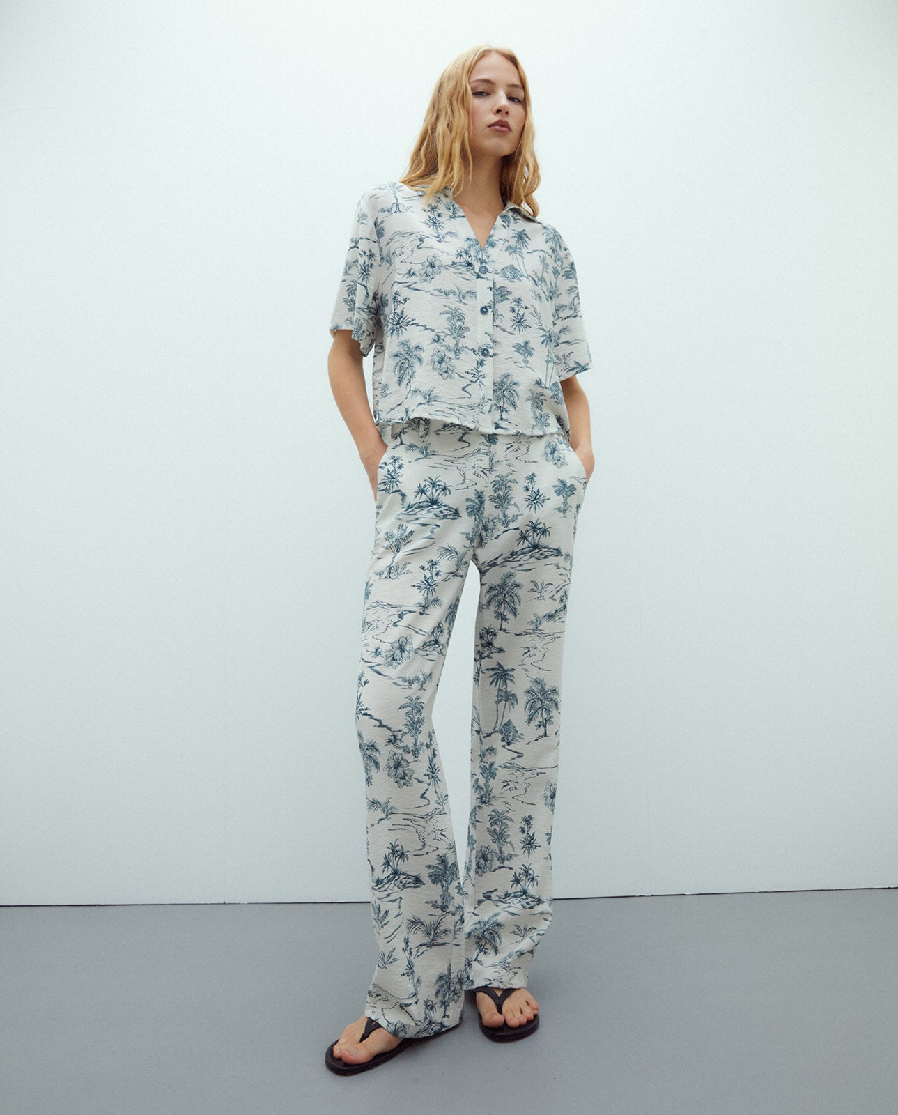 Pantalón recto de mujer estampado de tiro alto