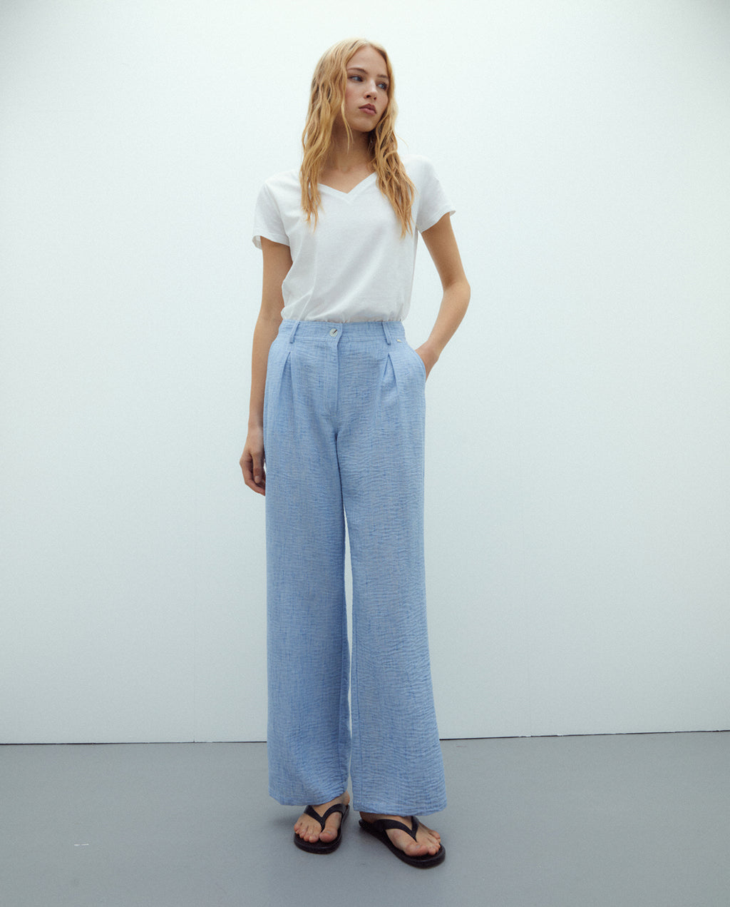 Pantalón recto de mujer con pinzas