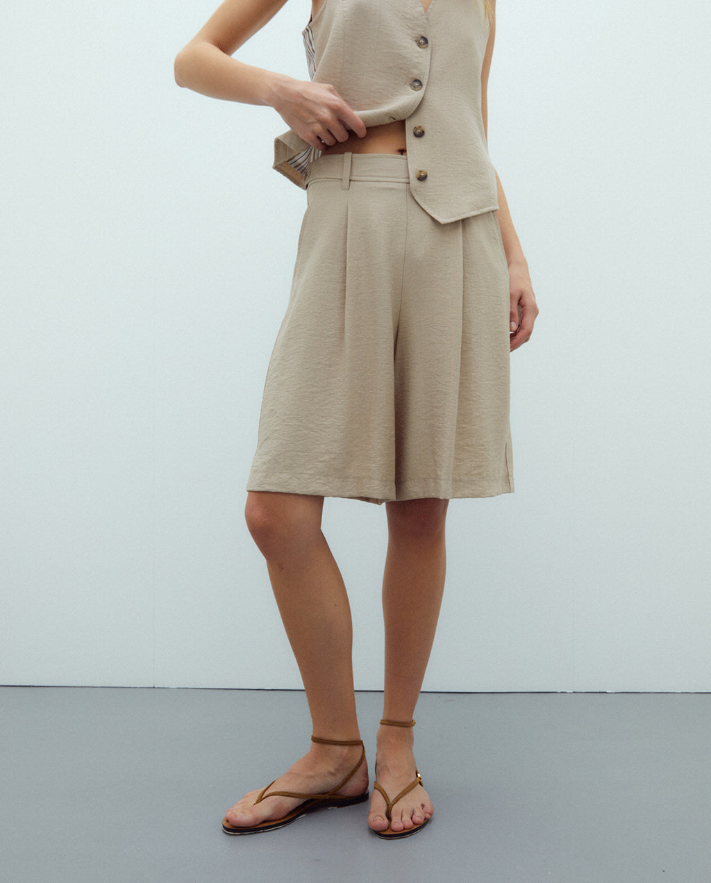 Bermuda de mujer con pinzas