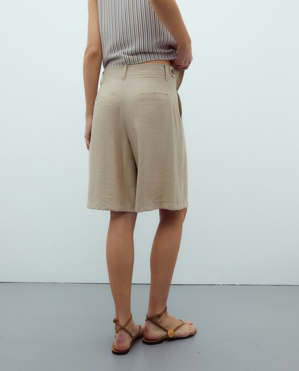 Bermuda de mujer con pinzas