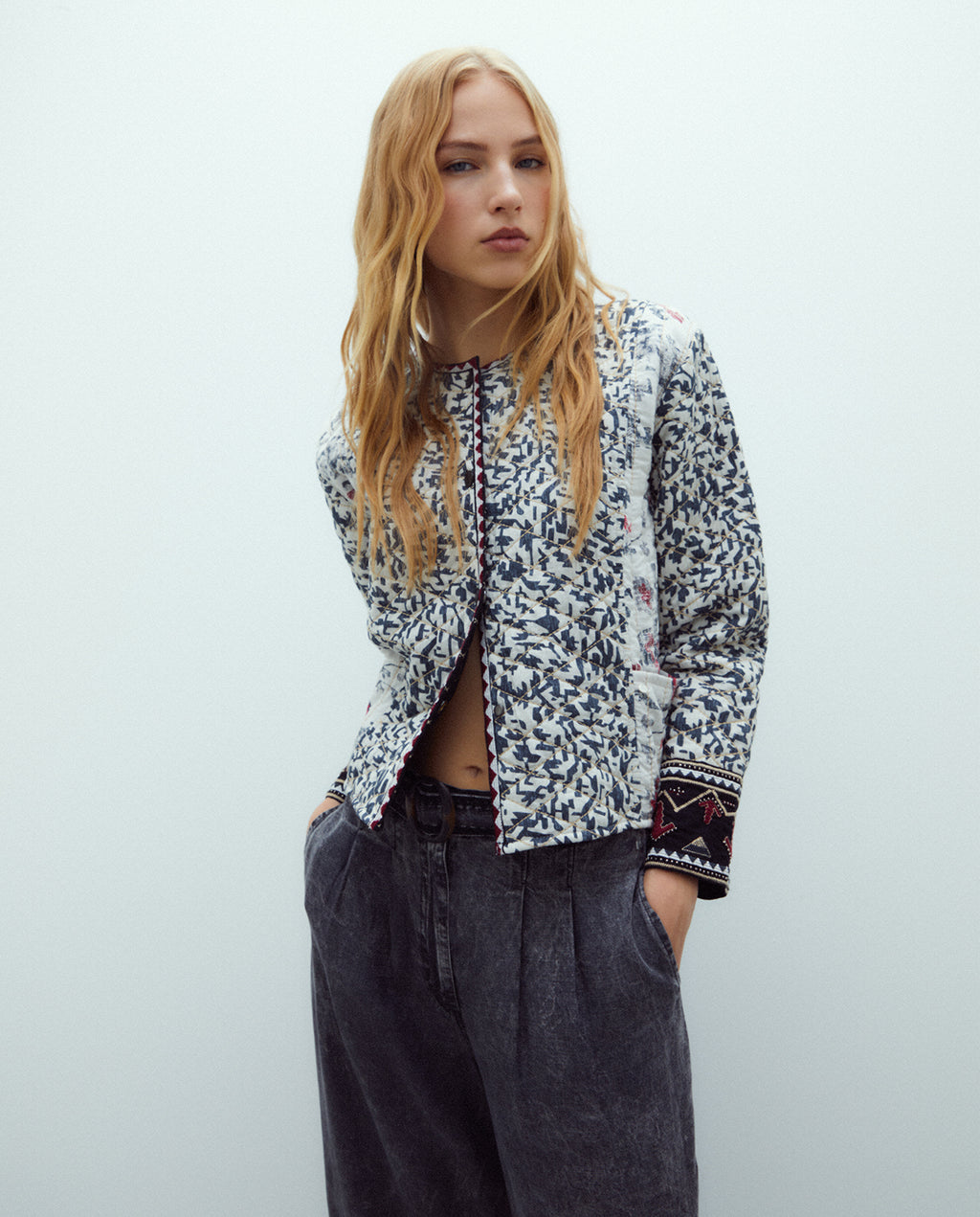 Chaqueta de mujer corta estampada con pedreria