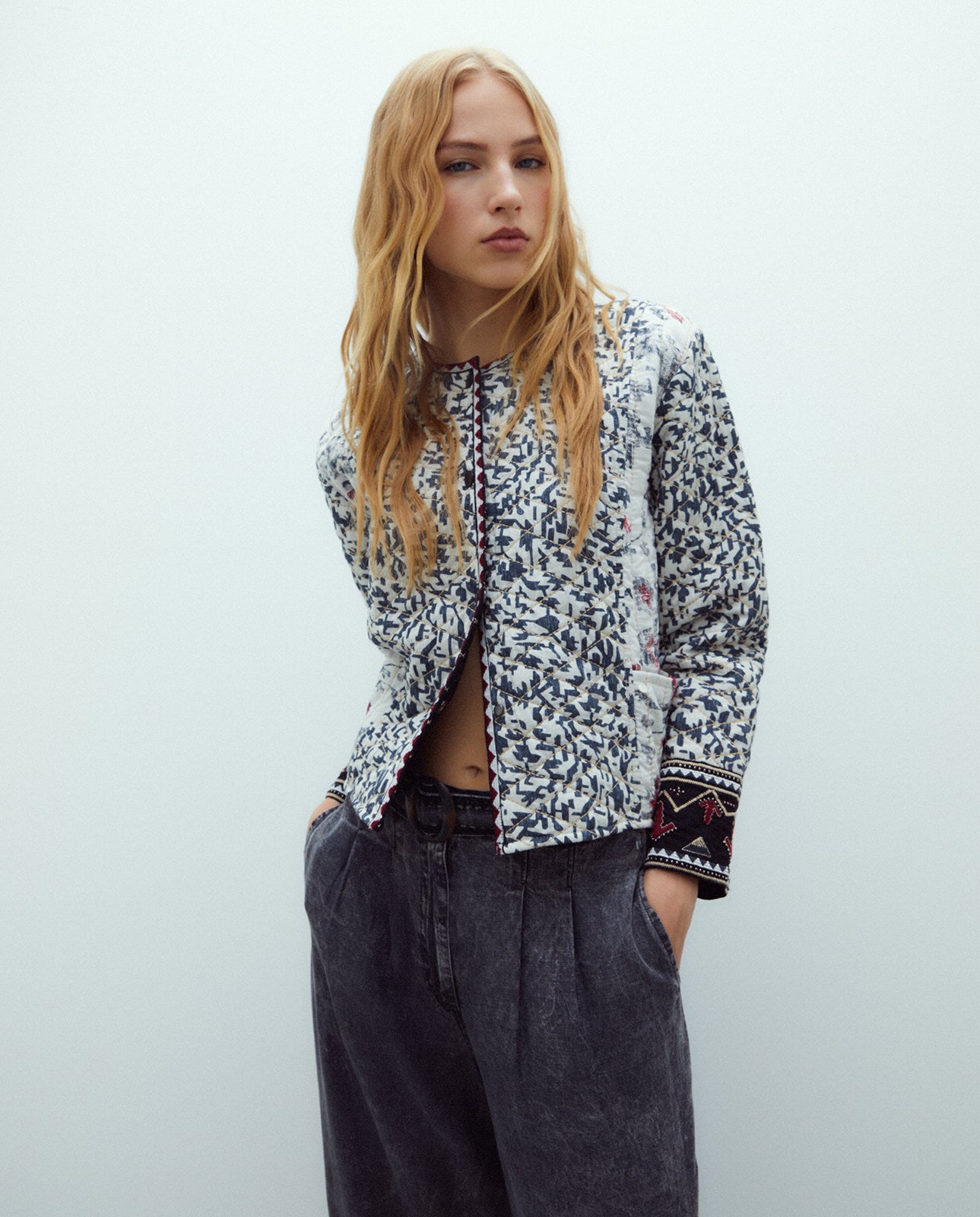 Chaqueta de mujer corta estampada con pedreria