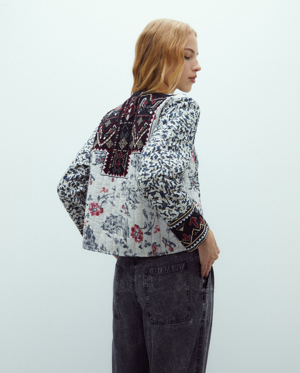 Chaqueta de mujer corta estampada con pedreria