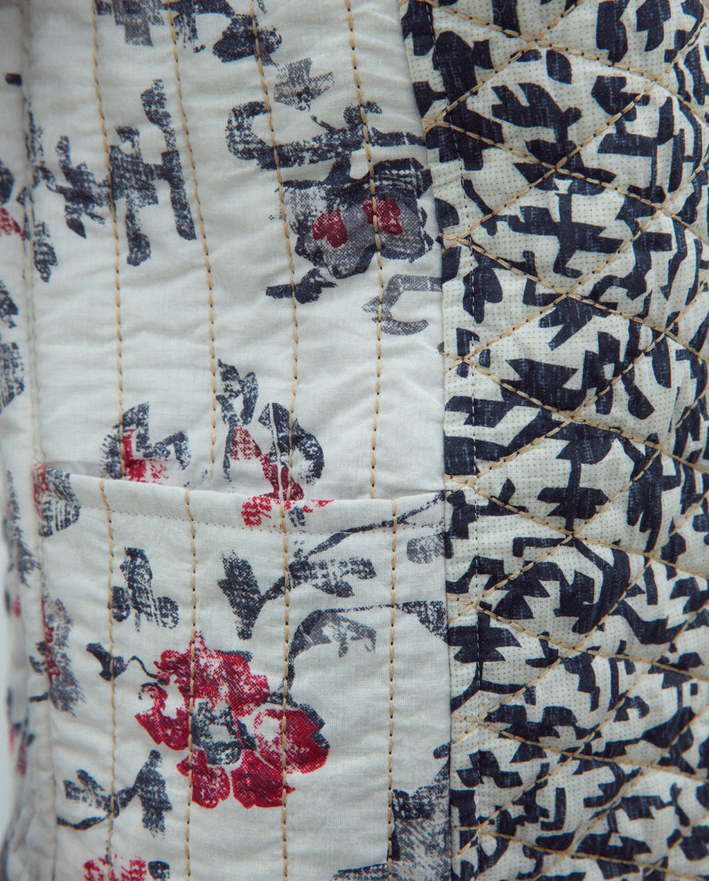 Chaqueta de mujer corta estampada con pedreria