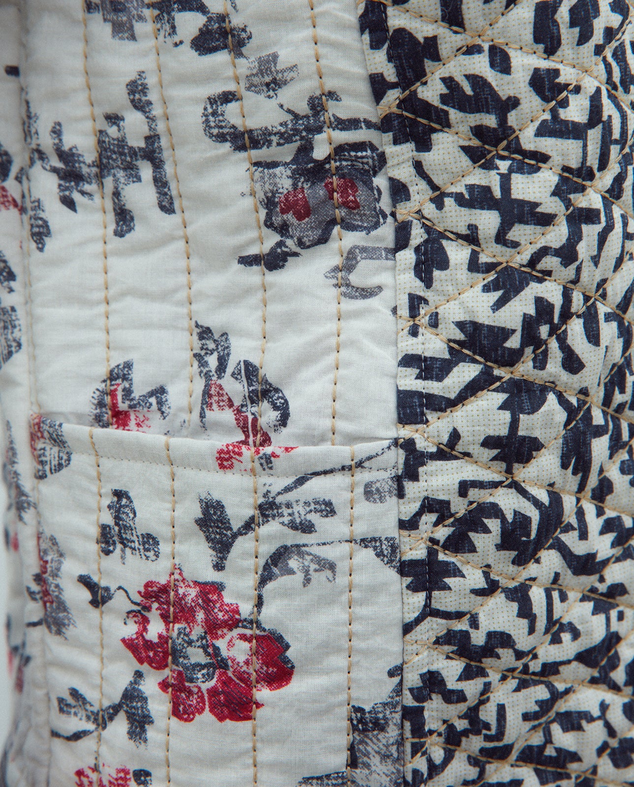 Chaqueta de mujer corta estampada con pedreria