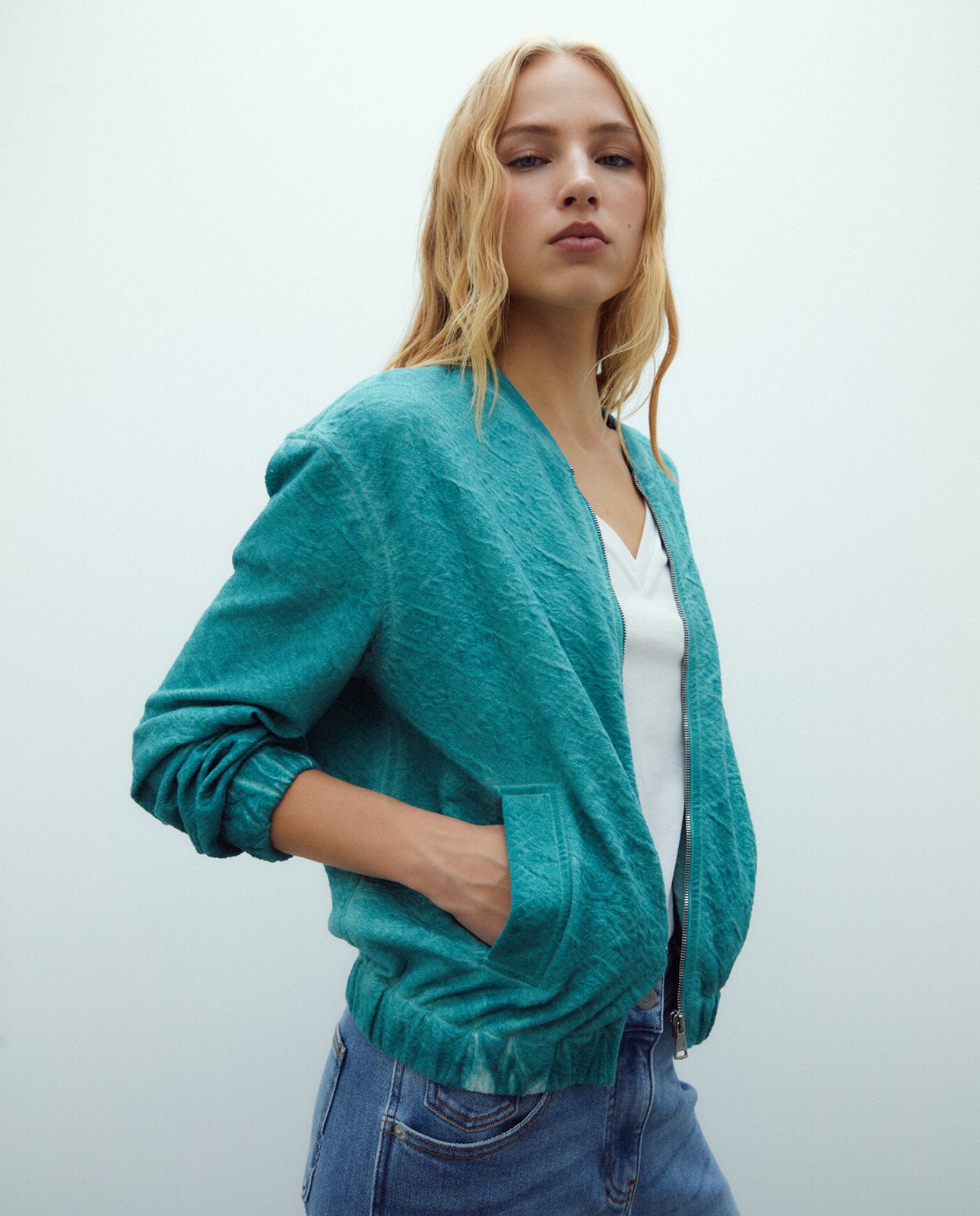 Chaqueta de mujer tipo bomber en punto jaquard