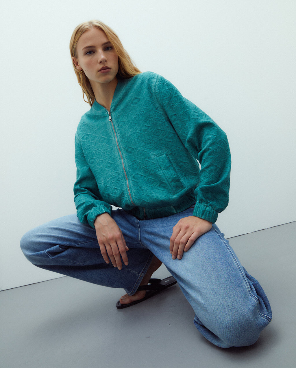 Chaqueta de mujer tipo bomber en punto jaquard