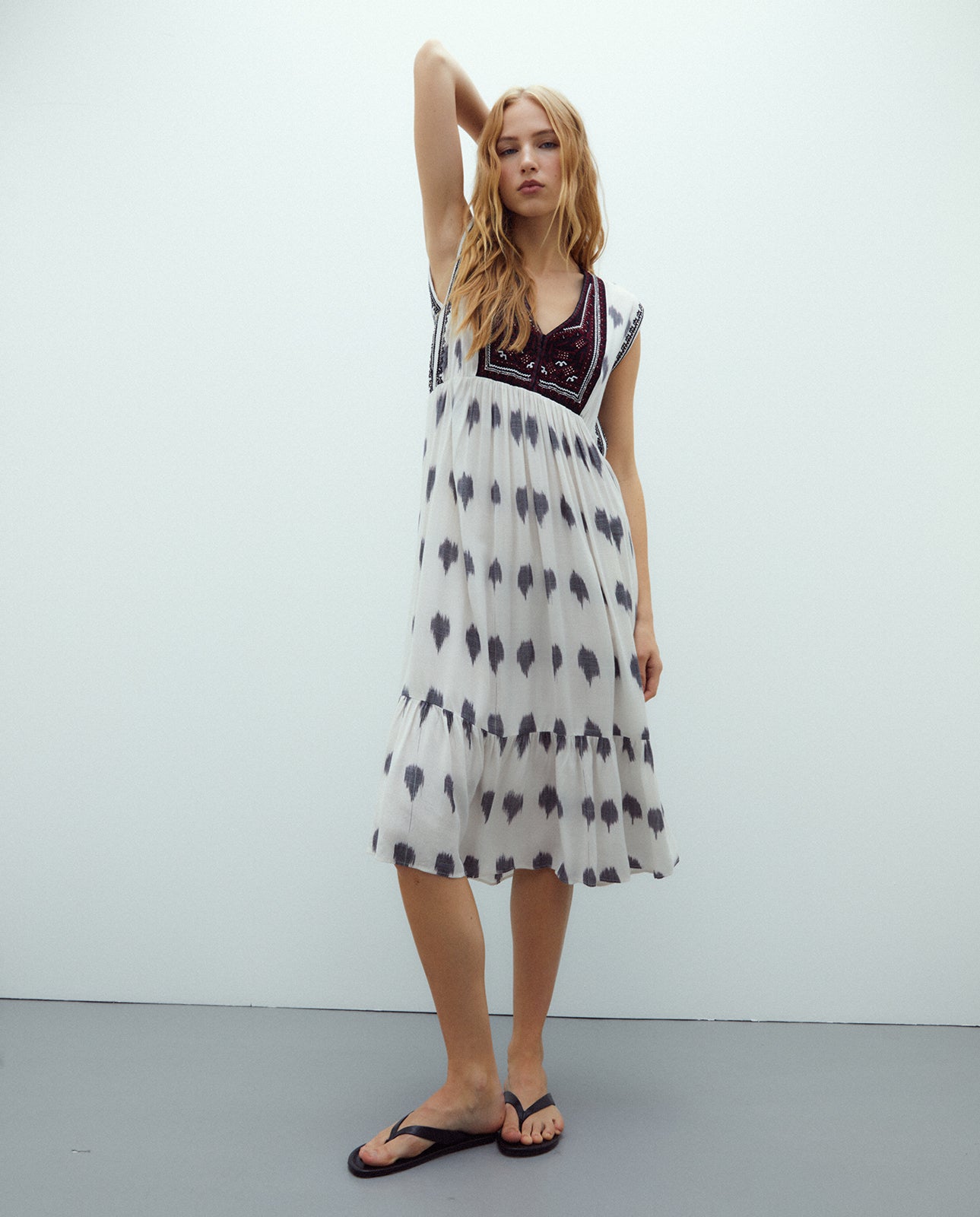 Vestido midi estampado sin mangas cuello pico