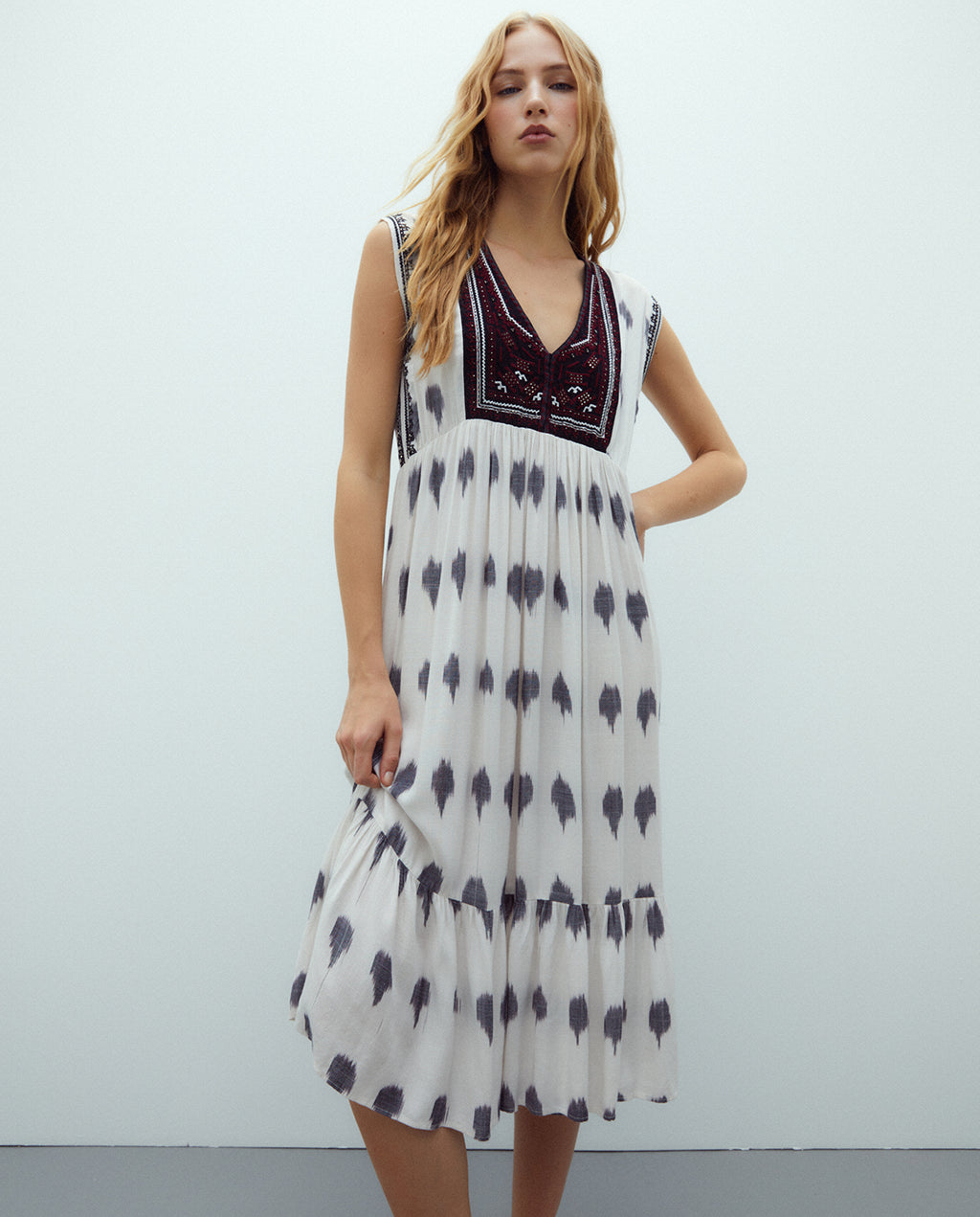 Vestido midi estampado sin mangas cuello pico