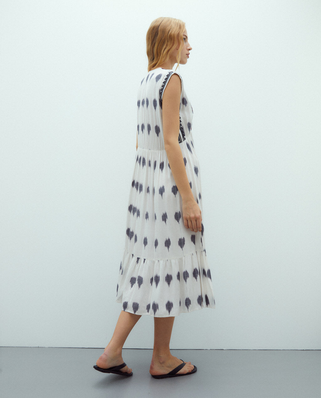 Vestido midi estampado sin mangas cuello pico