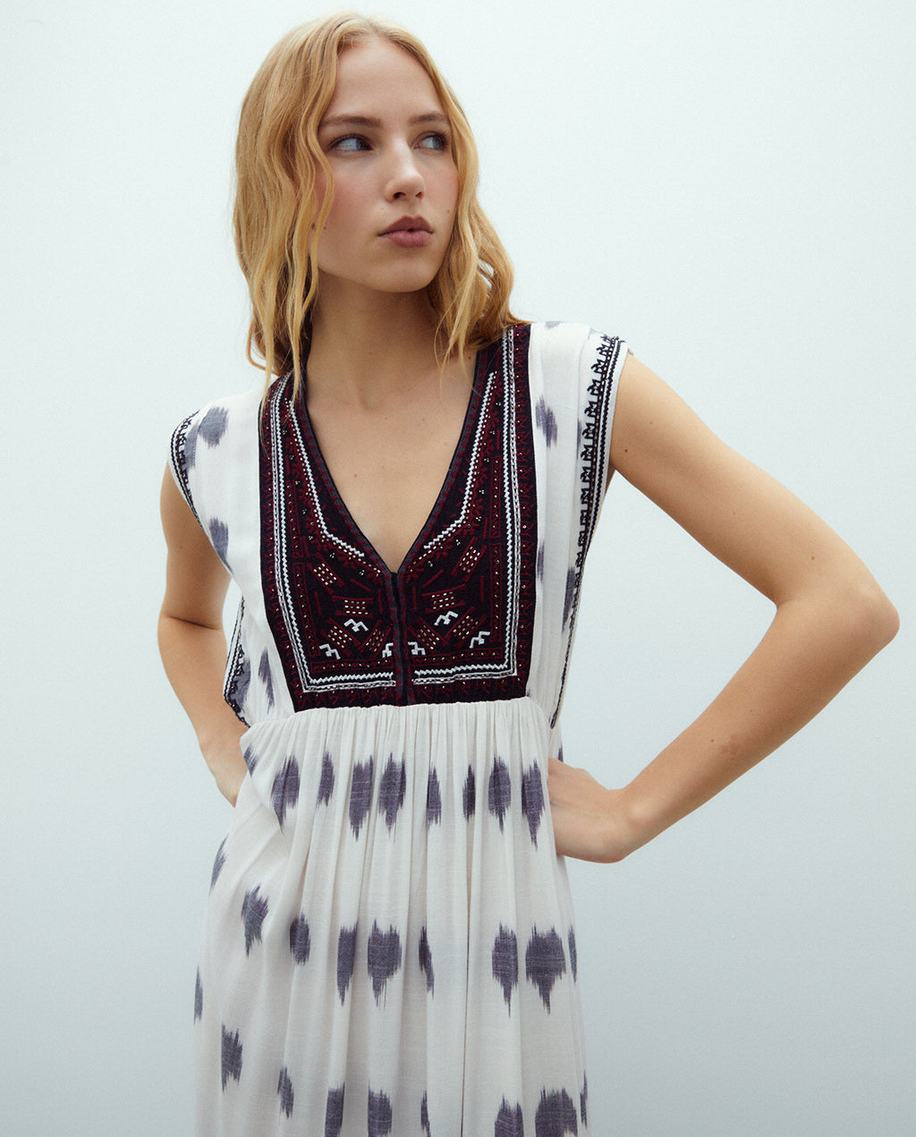 Vestido midi estampado sin mangas cuello pico