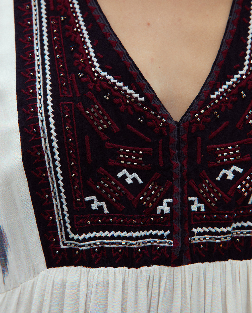 Vestido midi estampado sin mangas cuello pico