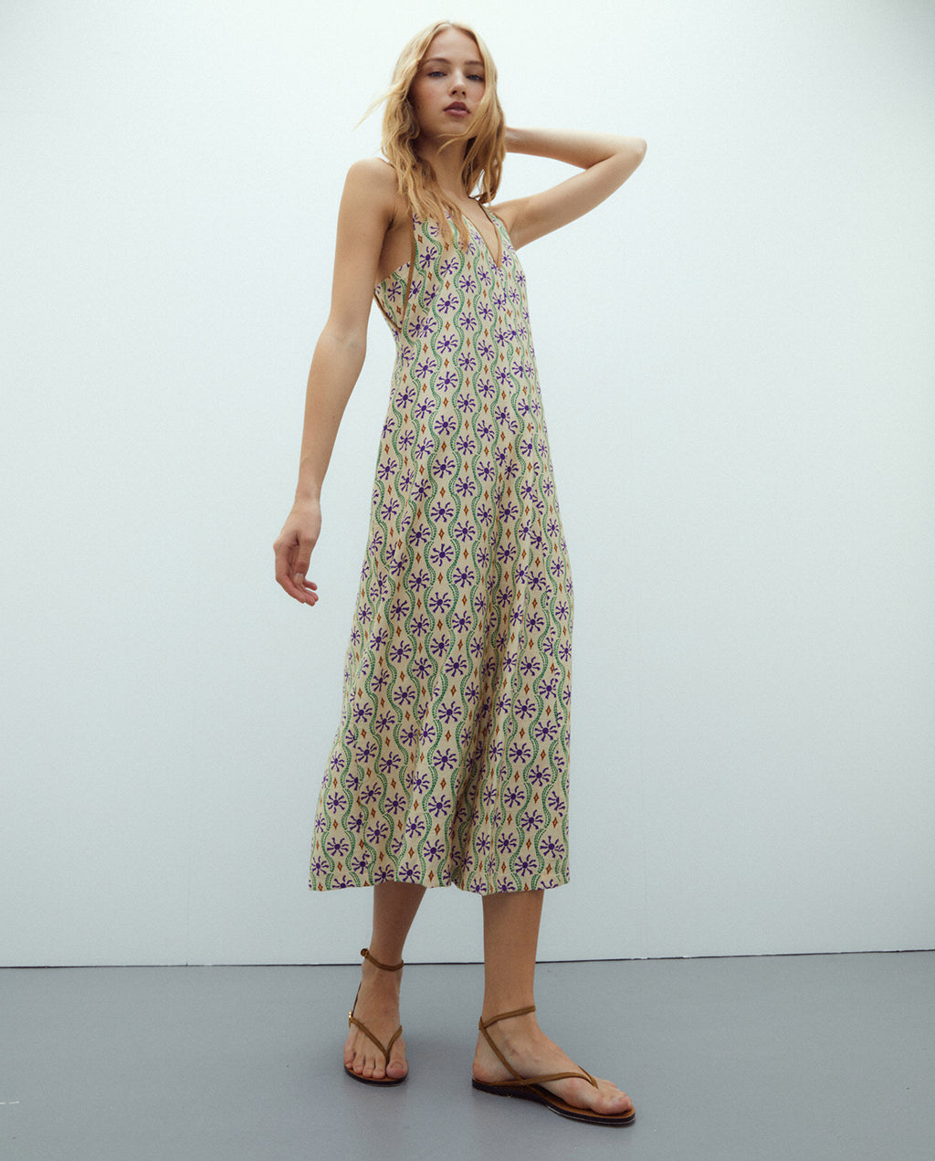 Vestido midi estampado cuello pico sin mangas