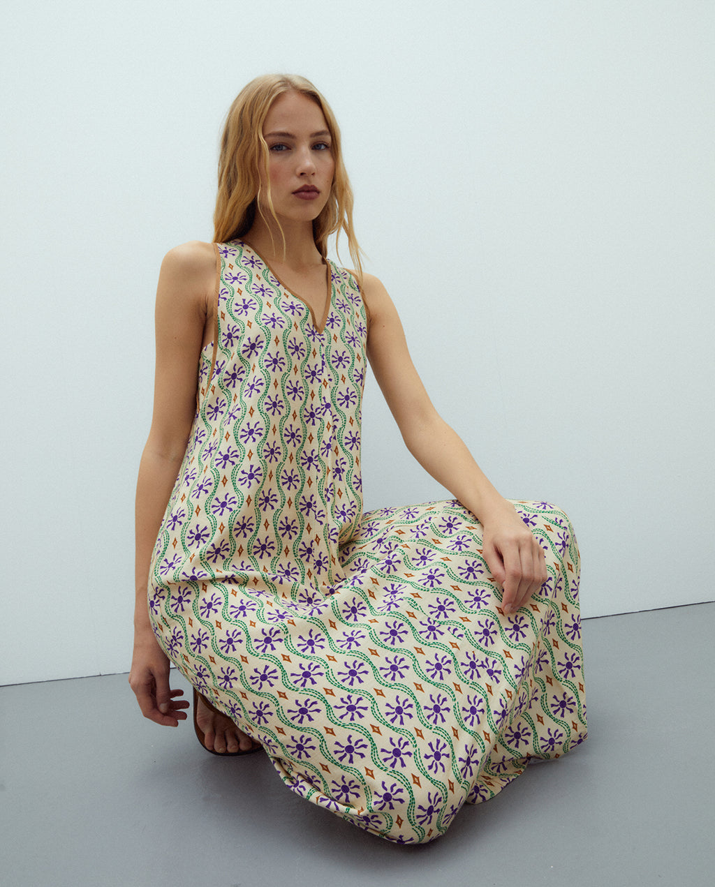 Vestido midi estampado cuello pico sin mangas