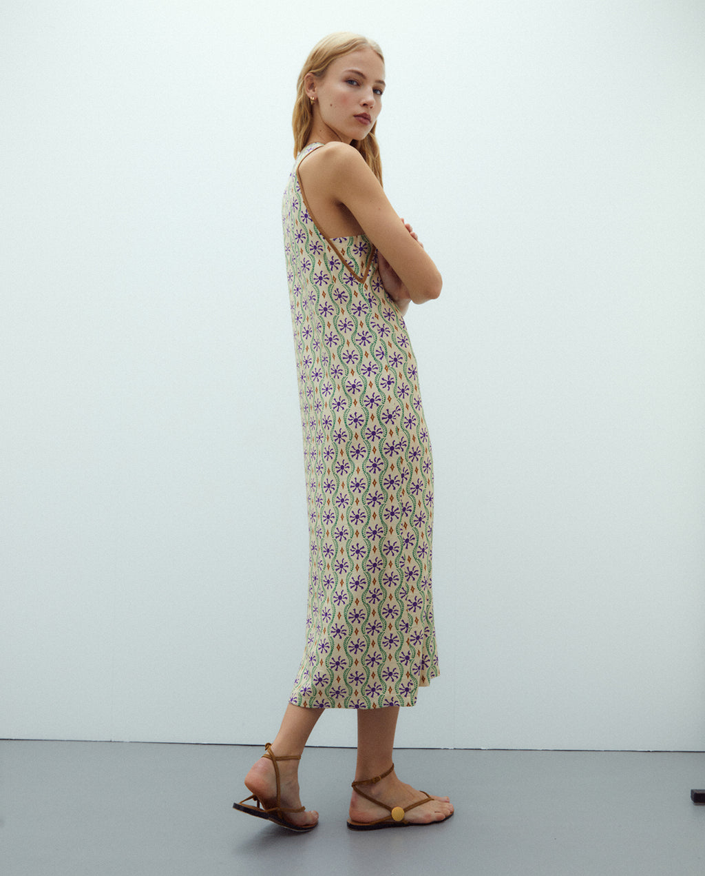 Vestido midi estampado cuello pico sin mangas