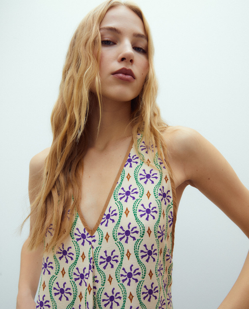 Vestido midi estampado cuello pico sin mangas