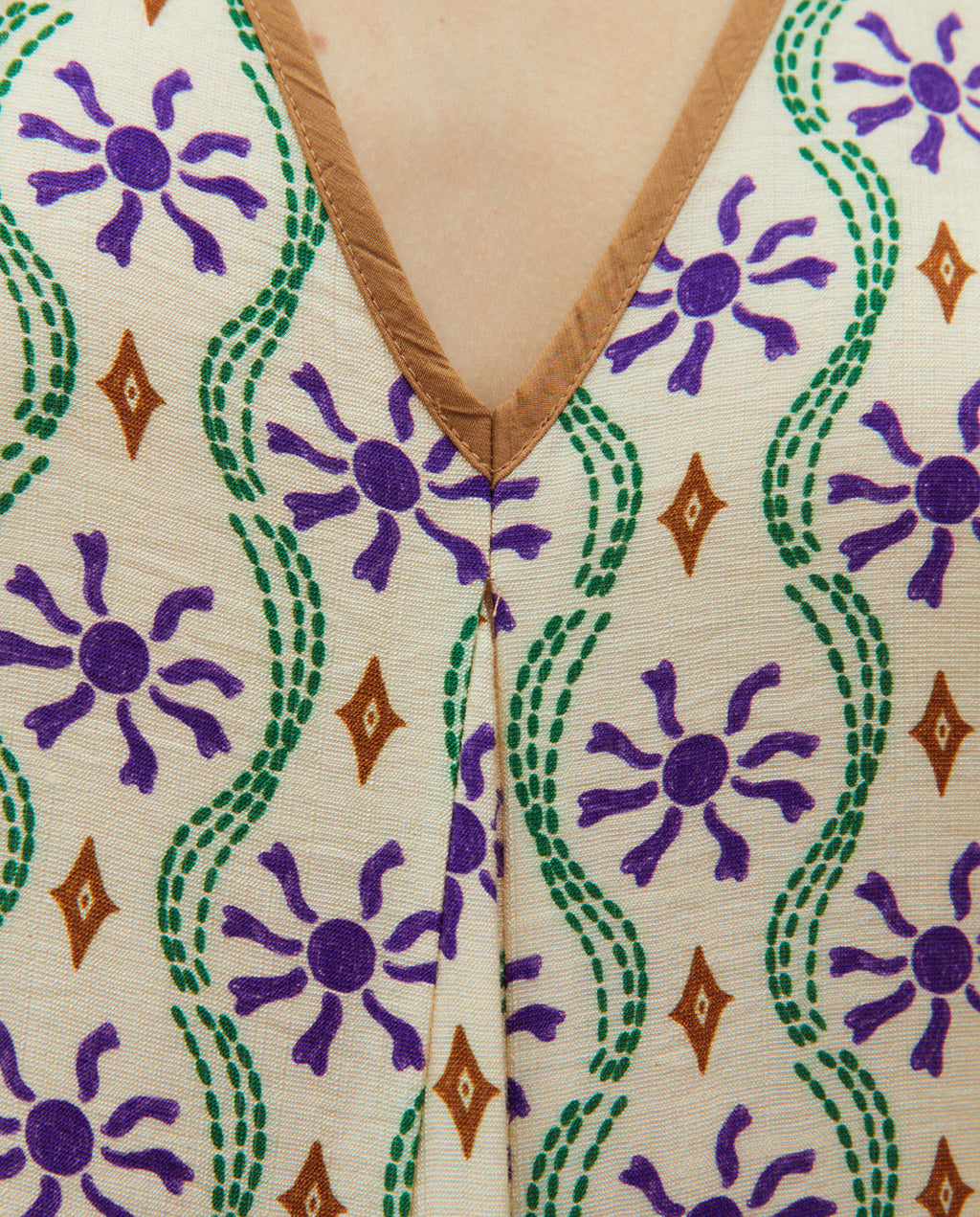 Vestido midi estampado cuello pico sin mangas