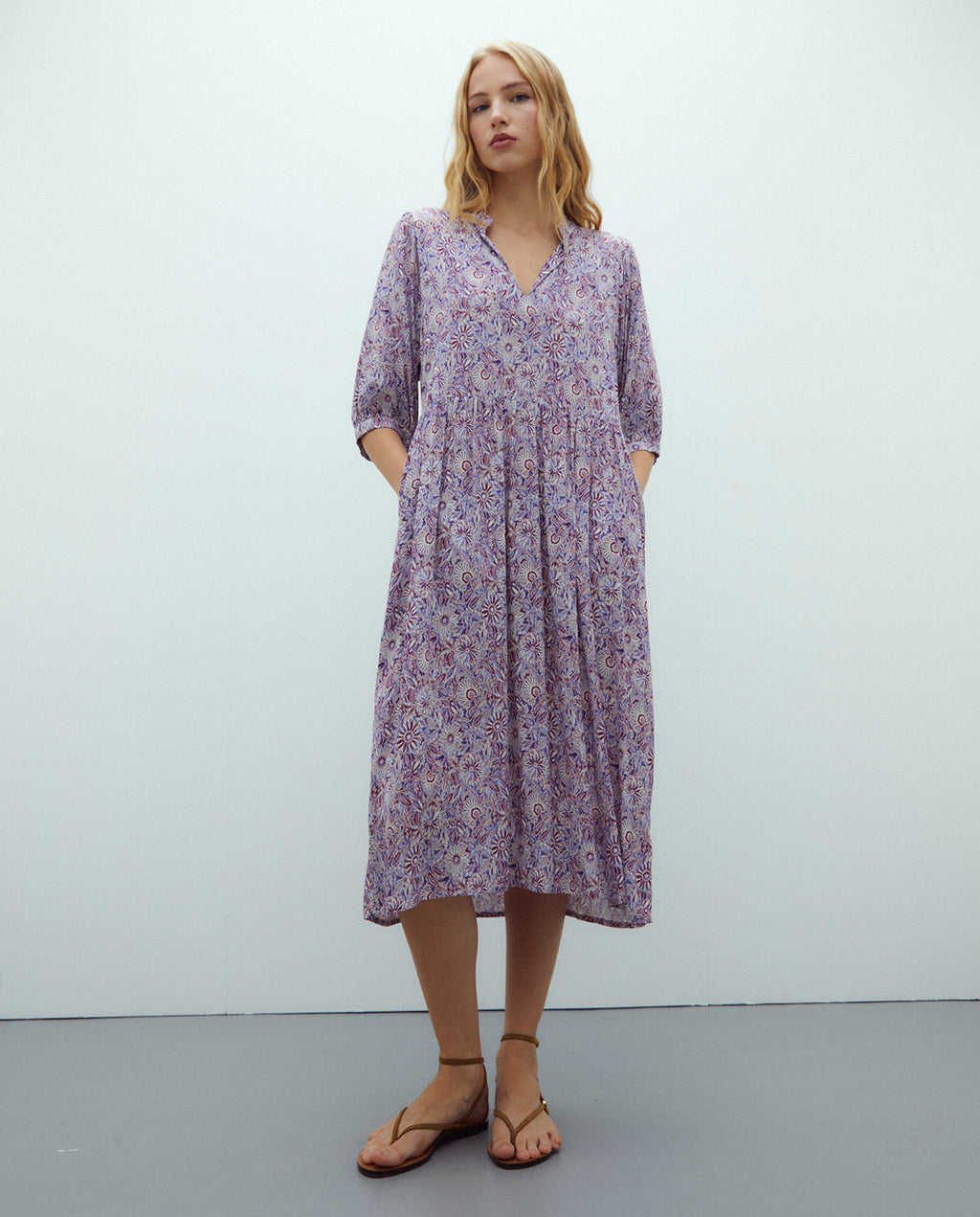 Vestido midi estampado cuello pico manga francesa