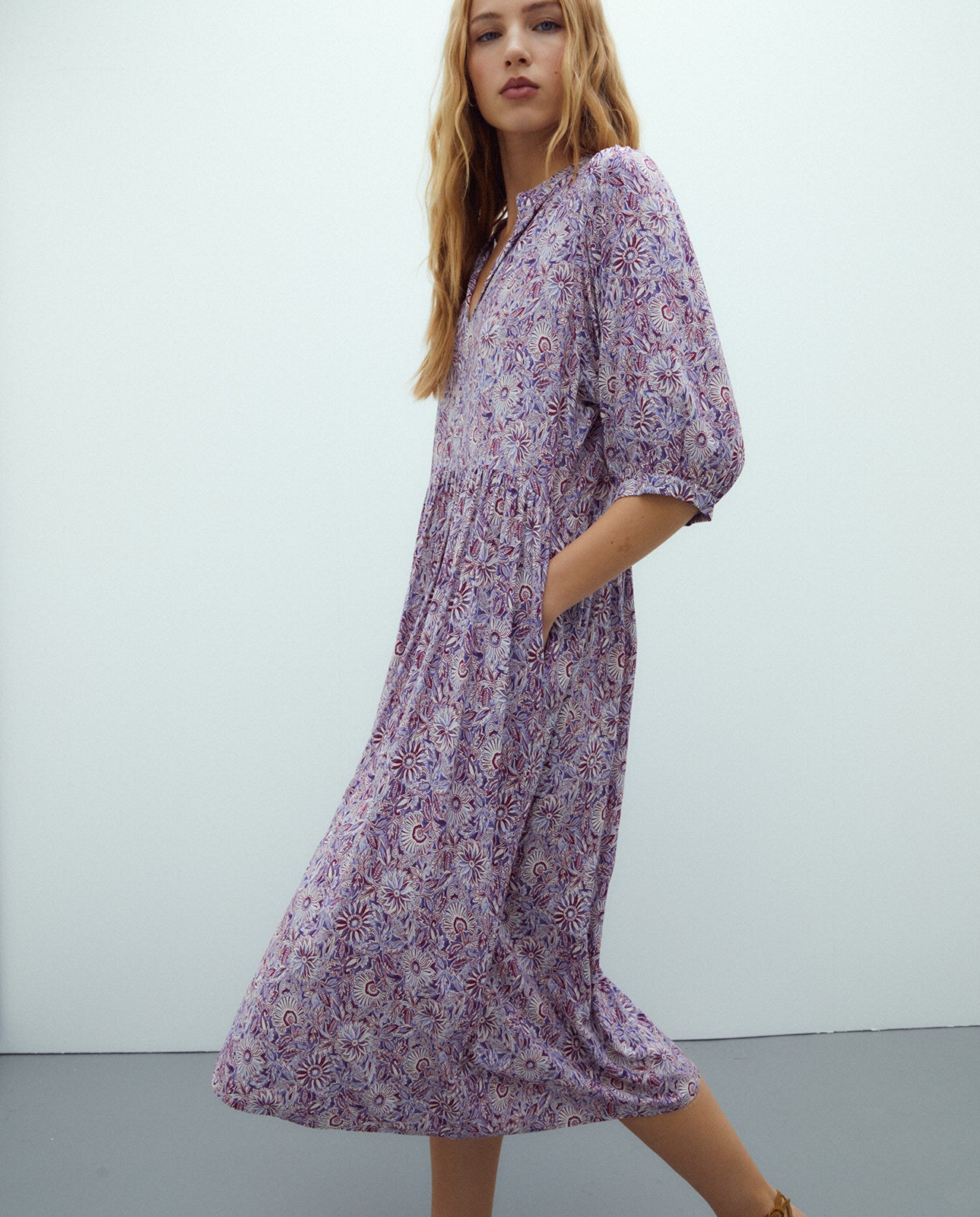 Vestido midi estampado cuello pico manga francesa