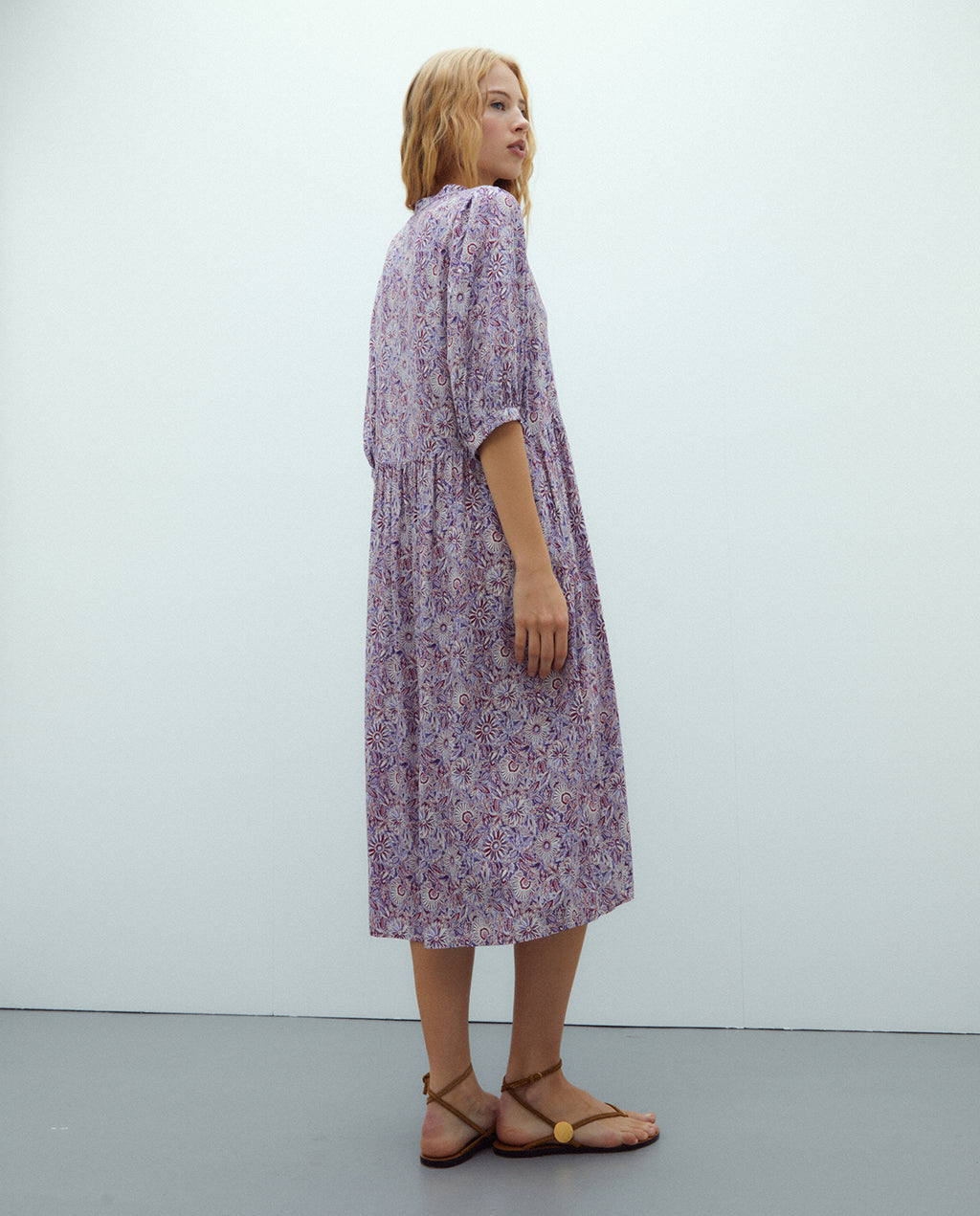 Vestido midi estampado cuello pico manga francesa