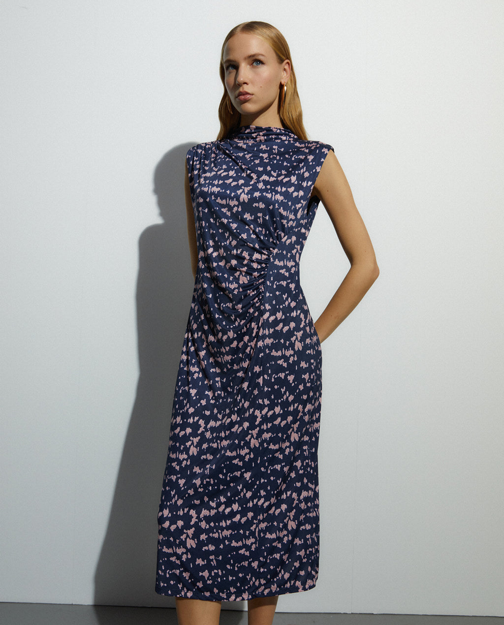 Vestido midi en punto estampado sin mangas