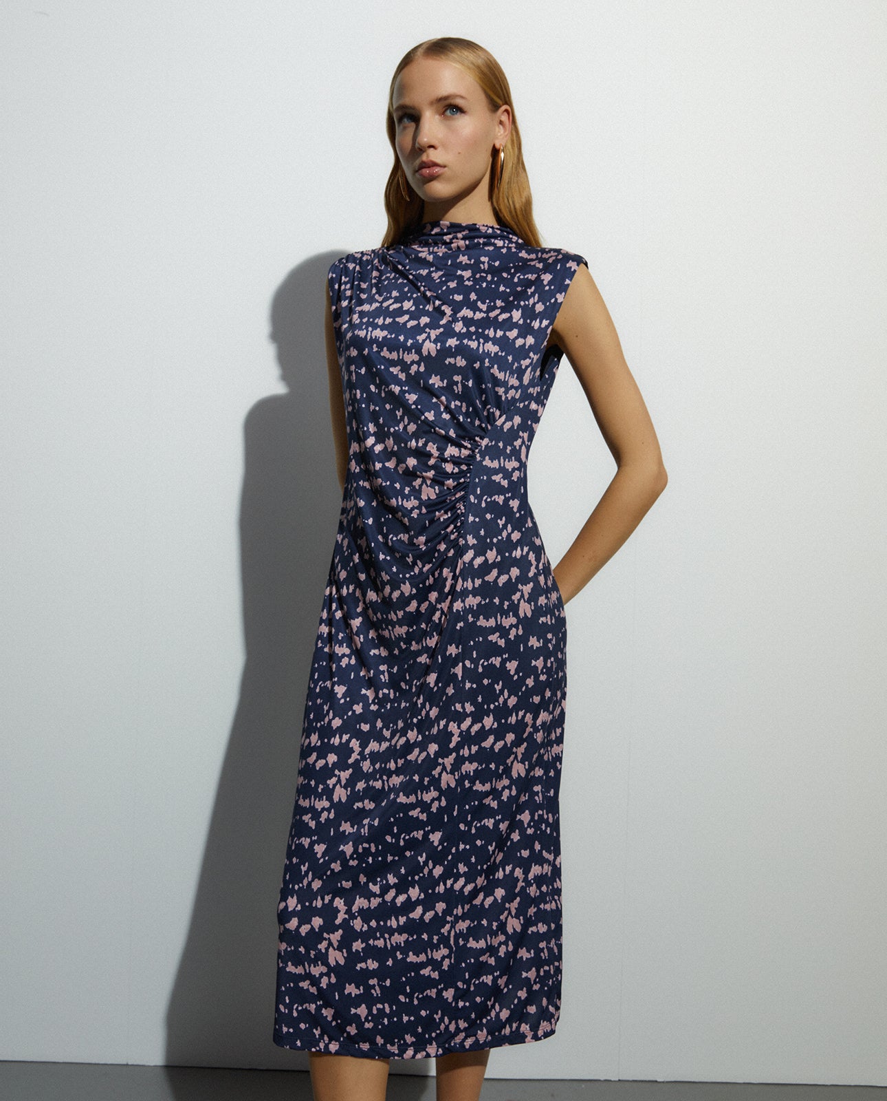 Vestido midi en punto estampado sin mangas