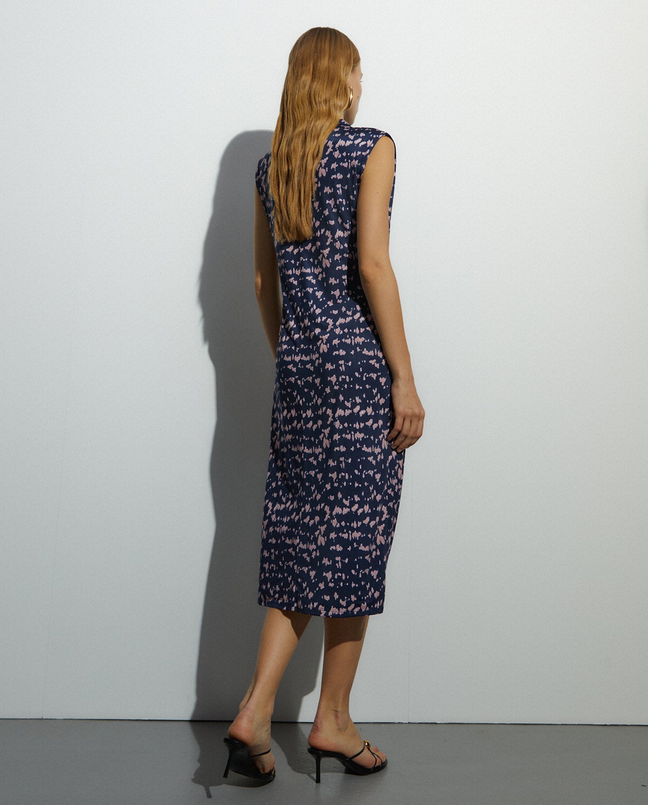 Vestido midi en punto estampado sin mangas