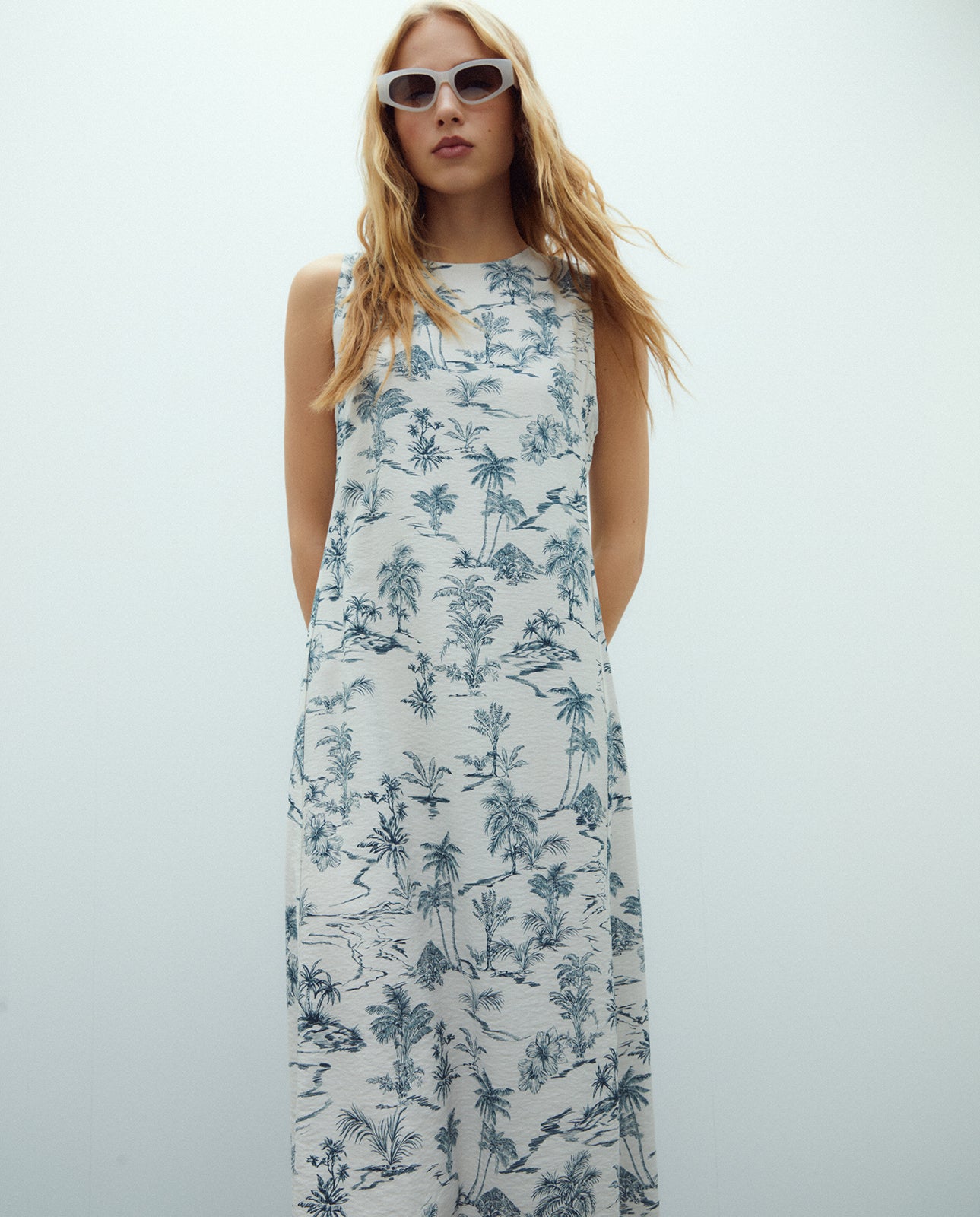 Vestido midi estampado cuello redondo sin mangas