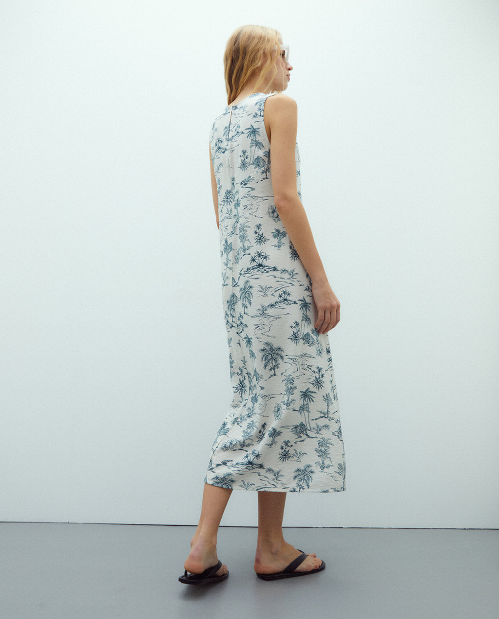 Vestido midi estampado cuello redondo sin mangas