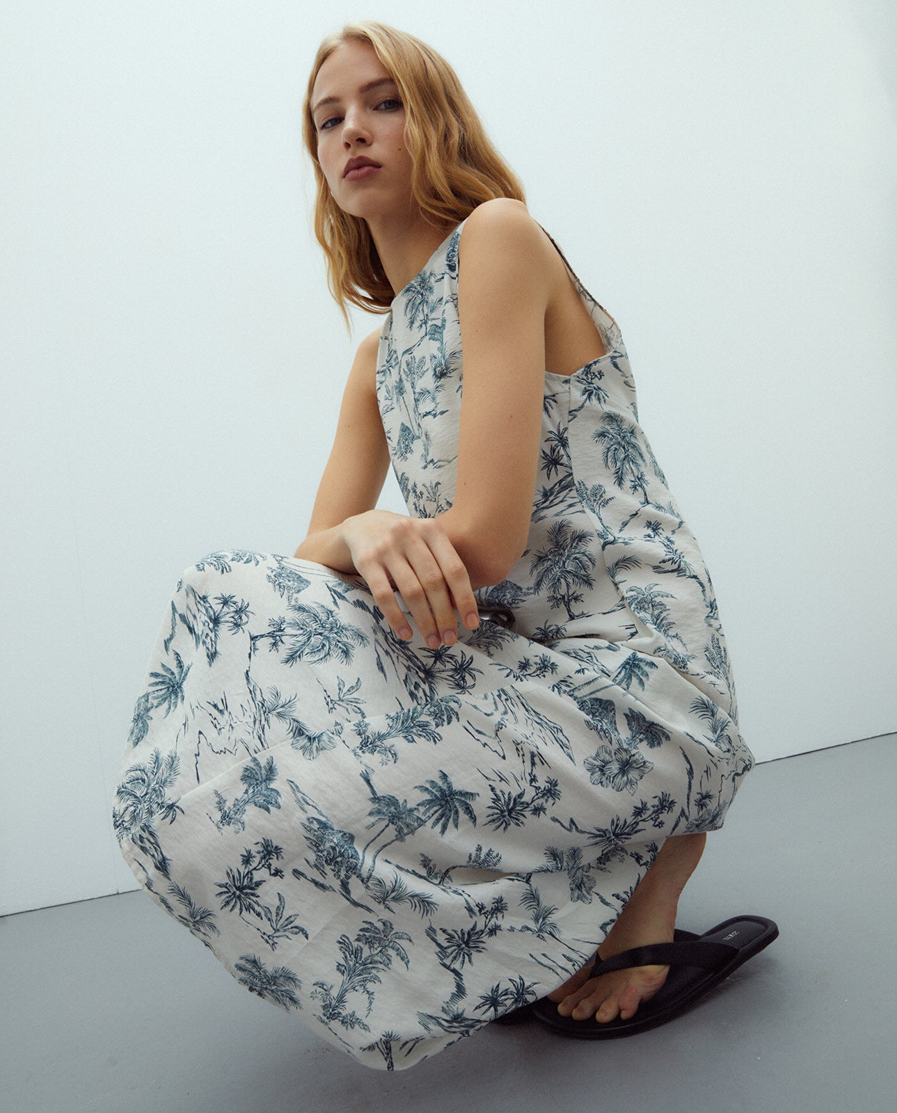 Vestido midi estampado cuello redondo sin mangas