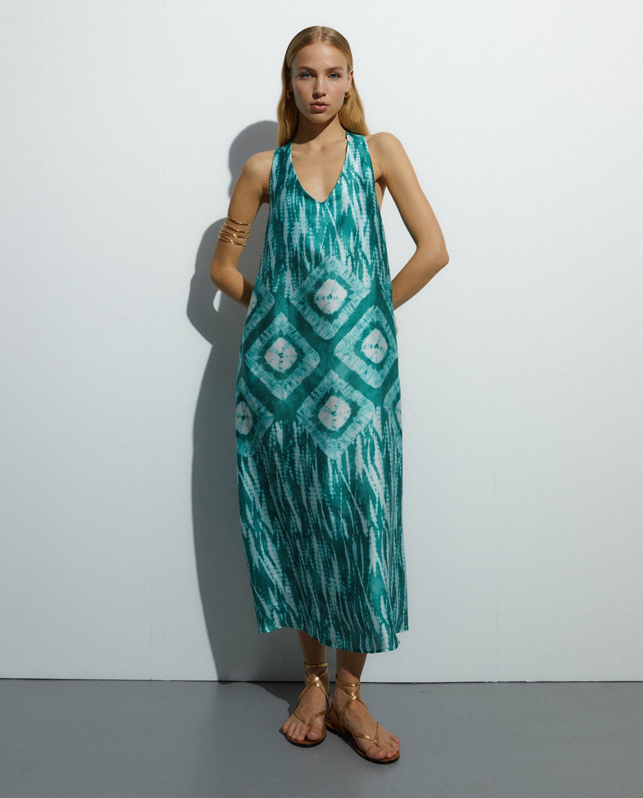 Vestido largo estampado satinado cuello pico