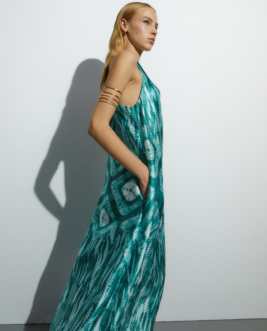 Vestido largo estampado satinado cuello pico