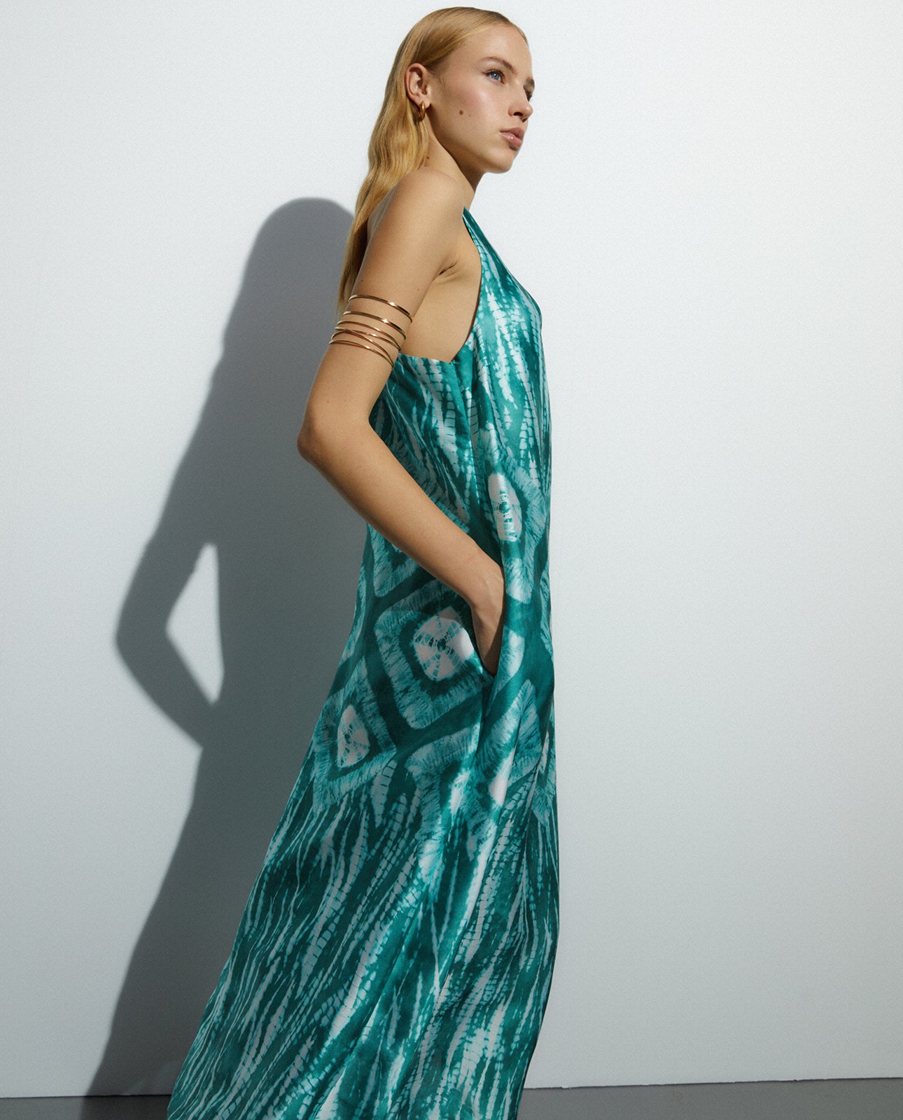 Vestido largo estampado satinado cuello pico