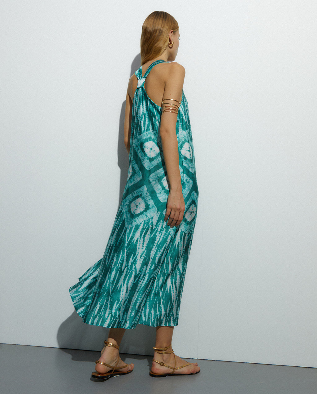 Vestido largo estampado satinado cuello pico