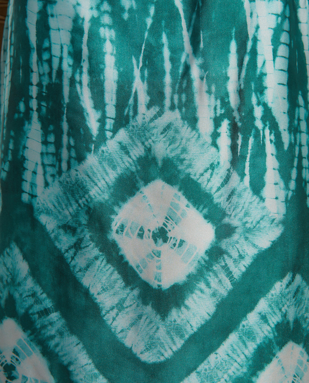 Vestido largo estampado satinado cuello pico